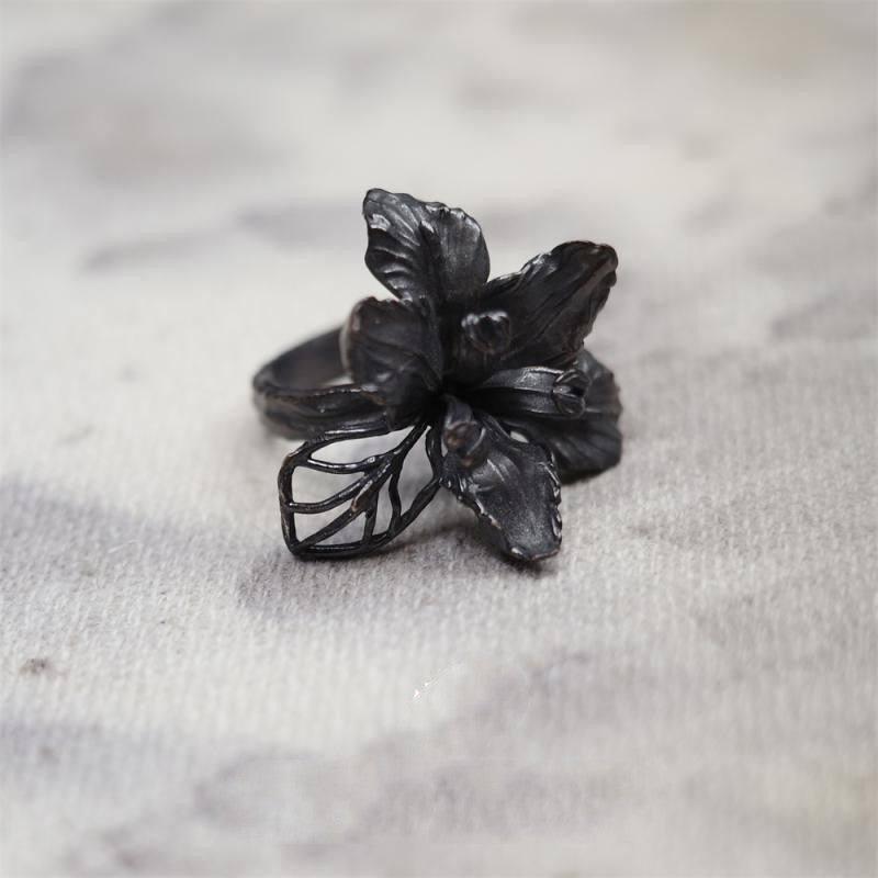 Female Creative Design With Adjustable Iris Ring Opening